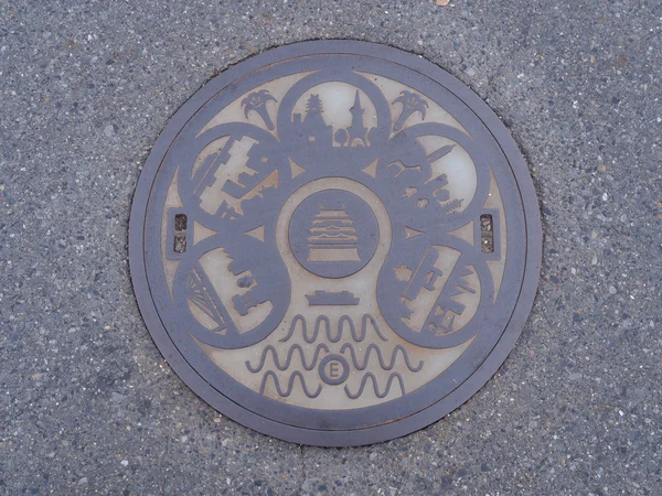 Tapa de desagüe en la calle de Nagoya, Japón . — Foto de Stock