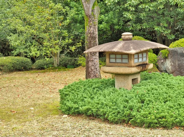 Stone lantern in the garden. — Stock Photo, Image