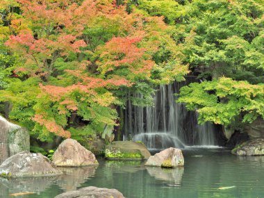 şelale ve kırmızı yaprakları sonbahar sezonunda Koko-tr Garden'da, Himeji, Japonya.