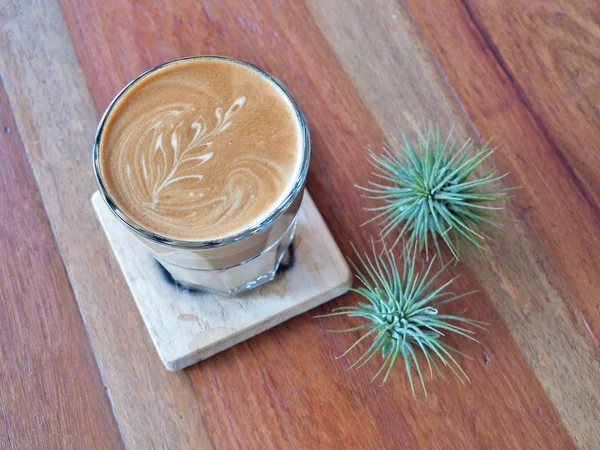 木製のソーサーにコーヒー カフェラテ アート — ストック写真