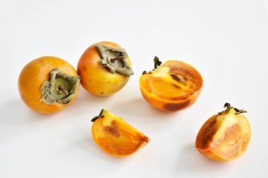 Beyaz arka planda olgun hurma. Üst görünüm.