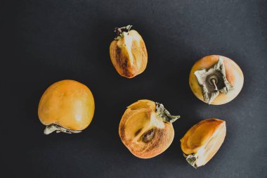 Siyah bir masada olgun bir hurma. Üst görünüm.