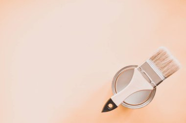 Açık bir teneke beyaz boya fırçayla, parlak bir arka planda. Yukarıdan manzara. Yenileme konsepti.