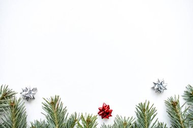 Noel arkaplanı. Beyaz arka planda bir Noel ağacının dalları. Üst görünüm.