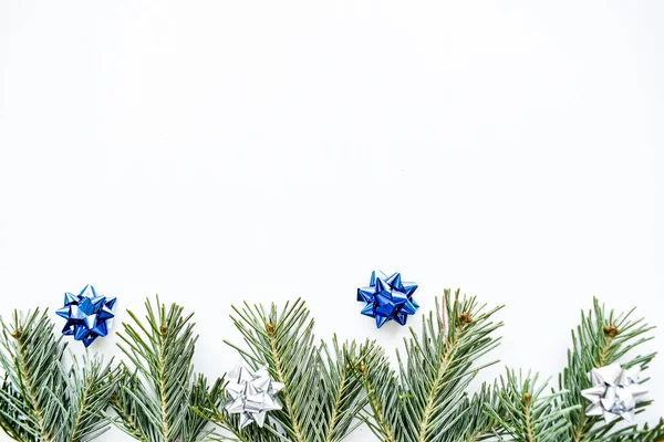 크리스마스 배경에 크리스마스 트리의 가지들 위에서 — 스톡 사진