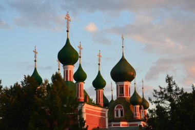 Günbatımında antik tapınak 