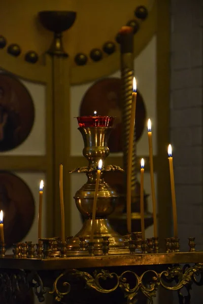 Queimando Velas Castiçal Igreja Contra Fundo Altar — Fotografia de Stock