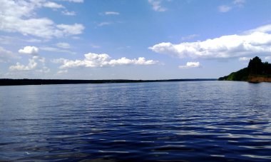  Su yüzeyi ve bulutlu mavi gökyüzü