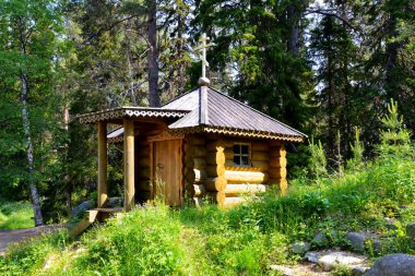 Ormandaki ahşap ortodoks şapeli 