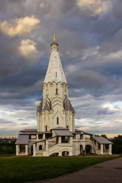 Kirche auf einem Hintergrund aus Himmel und Wolken — Stockfoto