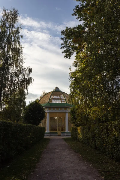 Sokağın sonundaki çardak