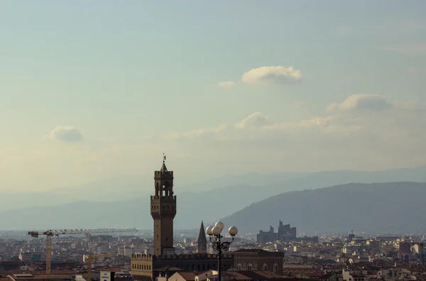 Tower in Florence against the backdrop of the city and mountains — Stock Photo, Image