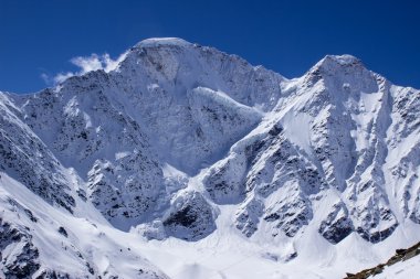mavi gökyüzünün altında ünlü tepe 
