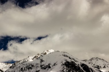 dağ tepe bulutlar ve kar örtüsü altında