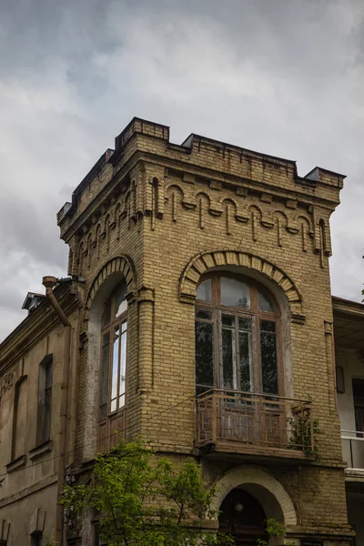 köşe kule tuğla bir büyük pencere ve balkon