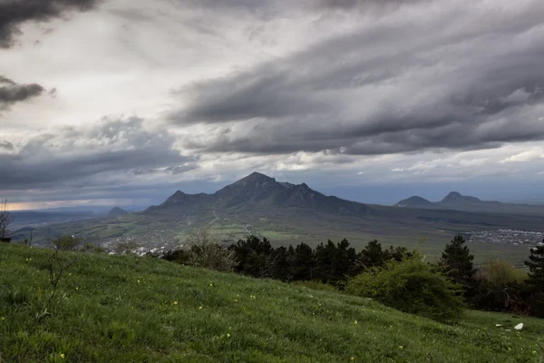 Dağ doruklarına bulutlar çim ağaçlar
