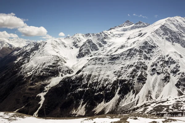 Snow-covered mountain peaks with glacier — Stock Photo, Image