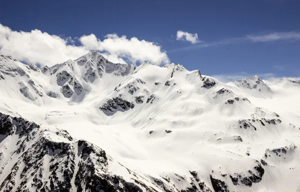 Kar kaplı dağ bulutlar