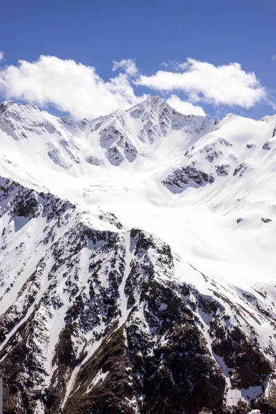 Nieve cubierto de nubes cordilleras — Foto de Stock