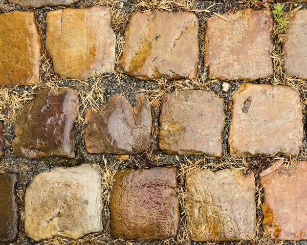 Imagen cuadrada pavimento húmedo de piedras grandes lisas naturales — Foto de Stock