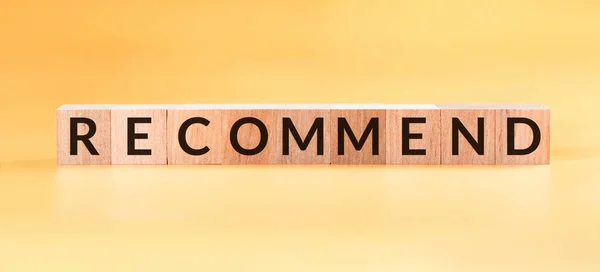 Sarı arka planda Tahta Küp Sözcük tavsiye olunur. Resmi kavra.