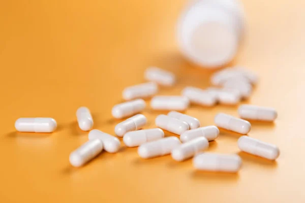 Medicamento Farmacéutico Píldoras Blancas Tabletas Cápsulas Sobre Fondo Amarillo Concepto — Foto de Stock