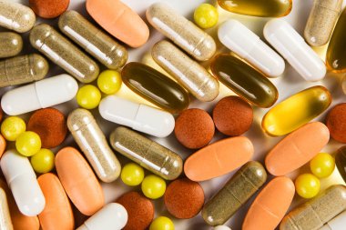 Bir sürü ilaç hapı. Renkli haplardan, haplardan ve kapsüllerden yapılan arkaplan.