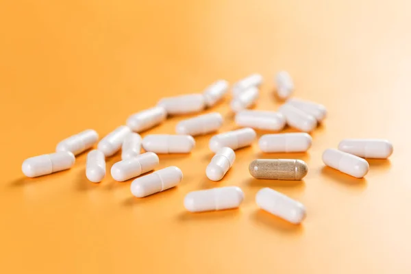 Muhalefet. Bir sürü beyaz hap ve sarı arka planda bir kahverengi. Seçim ve verimlilik sorunu. Sağlık ve İlaç.