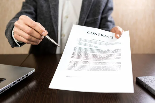 Empresario Entregando Contrato Para Firma Ofreciendo Bolígrafo Plata Mano — Foto de Stock