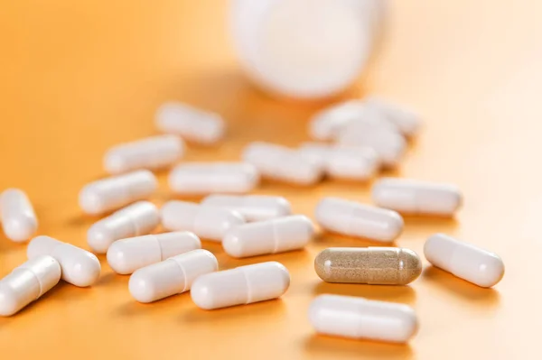 Medicamento Farmacéutico Cápsulas Blancas Con Una Cápsula Marrón Sobre Fondo — Foto de Stock