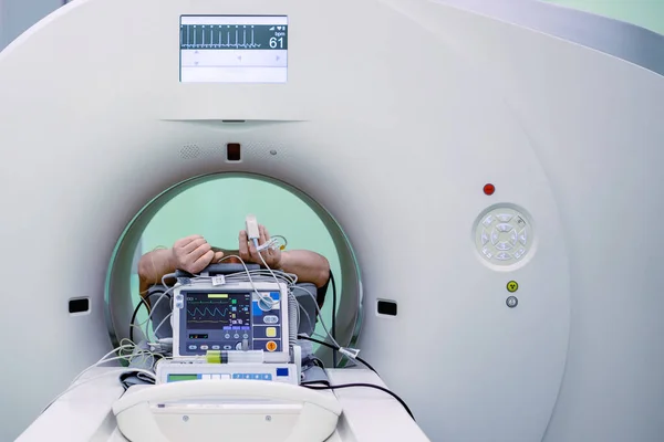 完整的医院Cat扫描系统 过程中对病人的磁共振成像扫描 — 图库照片