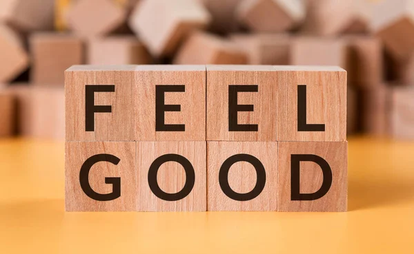 Bir mesajı olan tahta küpler bulanık küplerin arka planına karşı iyi hisseder..