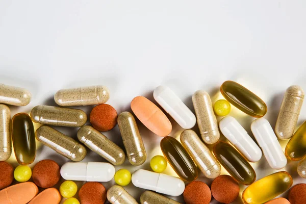 Montón Píldoras Tabletas Cápsulas Color Medicamento Sobre Fondo Blanco Concepto — Foto de Stock