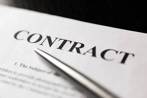 Gümüş tükenmez kalemle yapılan kelime sözleşmesi. Seçici odak.