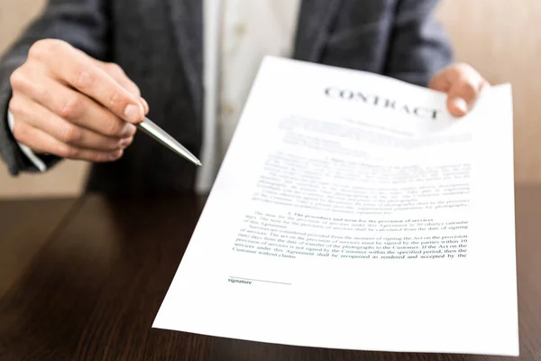 Επιχειρηματίας Παραδίδει Ένα Συμβόλαιο Για Υπογραφή Προσφέροντας Ένα Ασημένιο Στυλό — Φωτογραφία Αρχείου