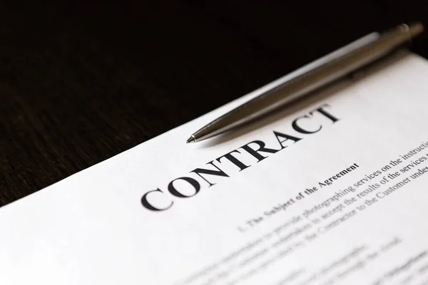 Gümüş tükenmez kalemle yapılan kelime sözleşmesi. Seçici odak.