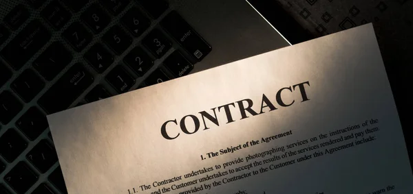 Kelime sözleşmesinin kapanışı. Kontrat dizüstü bilgisayarda. Sıcak güneş ışığı.