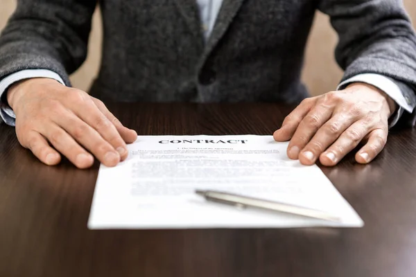Επιχειρηματίας Παραδίδει Ένα Συμβόλαιο Για Υπογραφή Προσφέροντας Ένα Ασημένιο Στυλό — Φωτογραφία Αρχείου