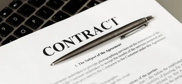 Sözleşmeyi imzaladığın için kalem. Gümüş tükenmez kalem ve kontrat laptopta..