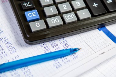 Kalem ve hesap makinesini kapat. Ofiste kompozisyonda iş yapmak için arkaplan ögeleri.