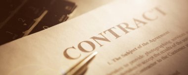 Sözleşmeyi imzaladığın için kalem. Kalem ve sözleşme dizüstü bilgisayarda. Sıcak güneş ışığı.