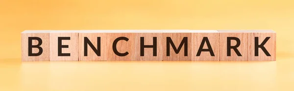 Sarı arkaplandaki tahta küplerde kriter metni.