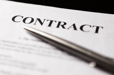 Kelime sözleşmesine gümüş tükenmez kalemle yakın plan. Seçici odak.