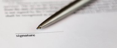 Belge ve gümüş tükenmez kalem üzerinde imza için boşluk.