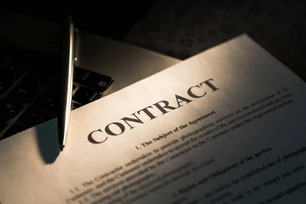 Sözleşmeyi imzaladığın için kalem. Tükenmez kalem ve sözleşme laptopta..