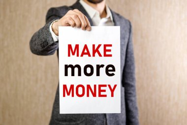 Elinde kağıt olan bir adam beyaz arkaplanda daha fazla para kazanıyor..