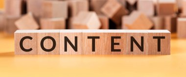 Bulanık küplü sarı arkaplandaki tahta küplerin içeriği.