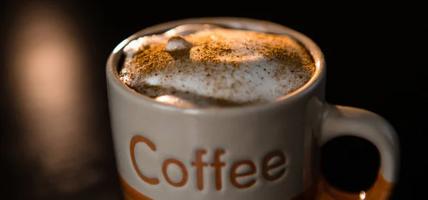 Nefis kapuçinoyu tarçınlı ve sütlü kapuçinoyla kaplayın..