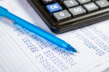 Tükenmez kalem ve hesap makinesi. Ofiste kompozisyonda iş yapmak için arkaplan ögeleri.