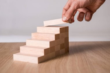 Erkek el tahta blokları diziyor. İş geliştirme ve büyüme kavramı